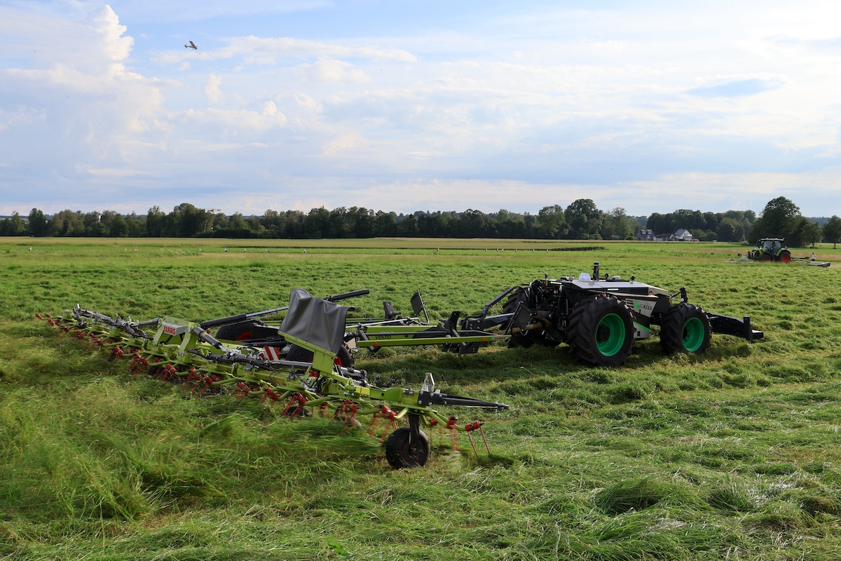 Impegnato nelle operazioni di fienagione l'AgBot 2.055 W4 di AgXeed con il voltafieno Volto 1300 T di Claas